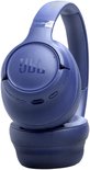 Gedetailleerde foto van een blauwe JBL Tune koptelefoon, met JBL logo op de oorschelp en knoppen.