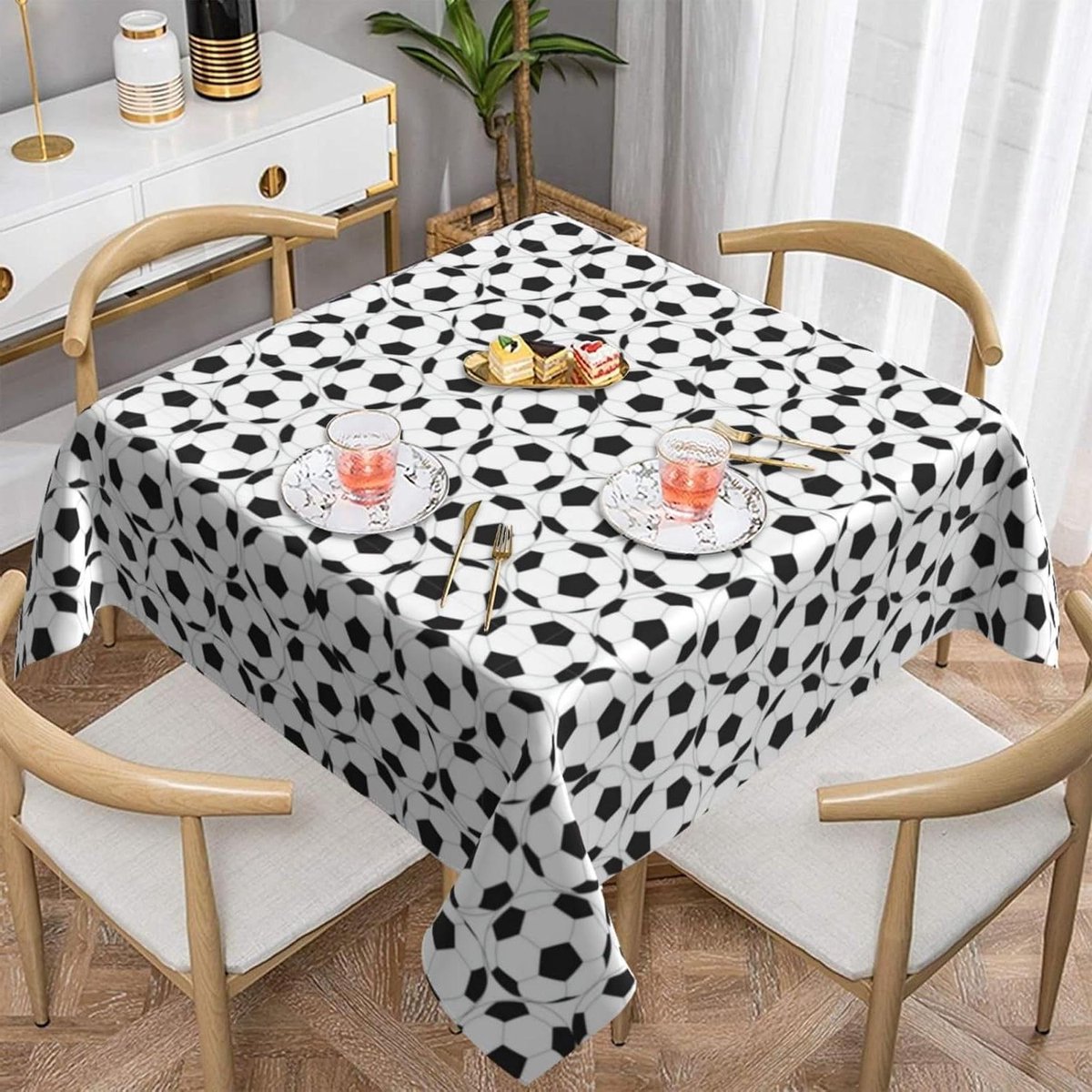 Tafelkleed Voetbal - Decoratieve Tafelhoes - Eettafel Versieren - Zwart-wit Patroon - 152 x 152 cm - Zwart en wit