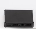 Zwarte rechthoekige powerbank met USB-poorten en ronde ingang.
