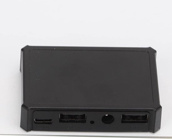 Zwarte rechthoekige powerbank met USB-poorten en ronde ingang.