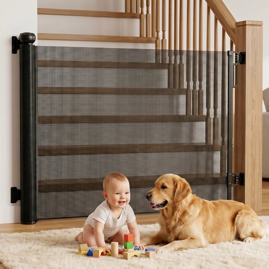 Zwart oprolbaar hekje voor een trap met baby en hond.