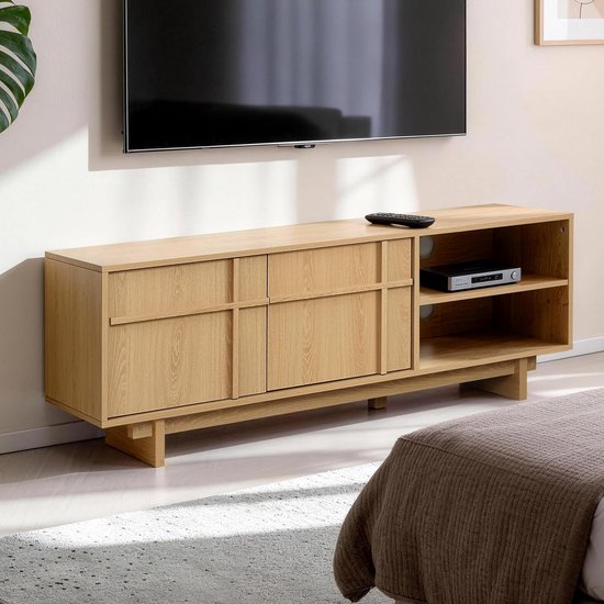 Houten tv-meubel met twee gesloten deuren en twee open vakken, een tv erboven.