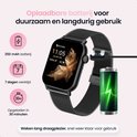 Zwarte smartwatch met mesh band en oplader. 250 mAh batterij, 7 dagen werktijd, opgeladen in 30 minuten.