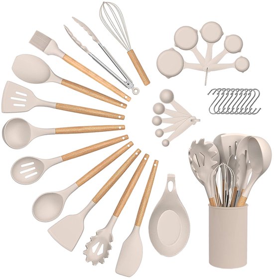 Beige siliconen kookgerei met houten handvatten, inclusief spatels, lepels, garde, tangen, maatlepels en ophanghaken.