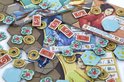 Stapel kaarten, munten, bloemen en karakterfiguren uit het spel Koi.