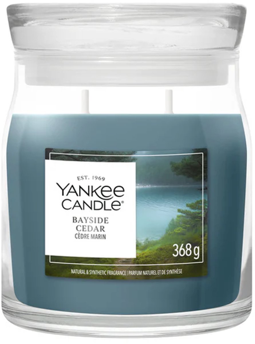Yankee Candle Bayside Cedar Medium Geurkaars - 50 branduren - 2 lonten Navy blauw