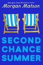 Boekomslag met de titel 'Second Chance Summer' in grote blauwe letters, met twee gestreepte strandstoelen met gouden frames.