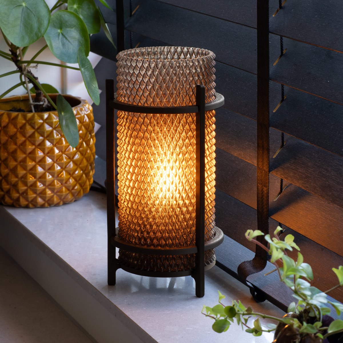 Slimprint PRISM Lamp, Smoke Grijs, D11,3 x H24,3 cm, Moderne Tafellamp met Industrieel Design, Sfeerverlichting voor Woonkamer en Slaapkamer, E14 Fitting, LED-only, Lamp met Snoer, Gerecycled Kunststof