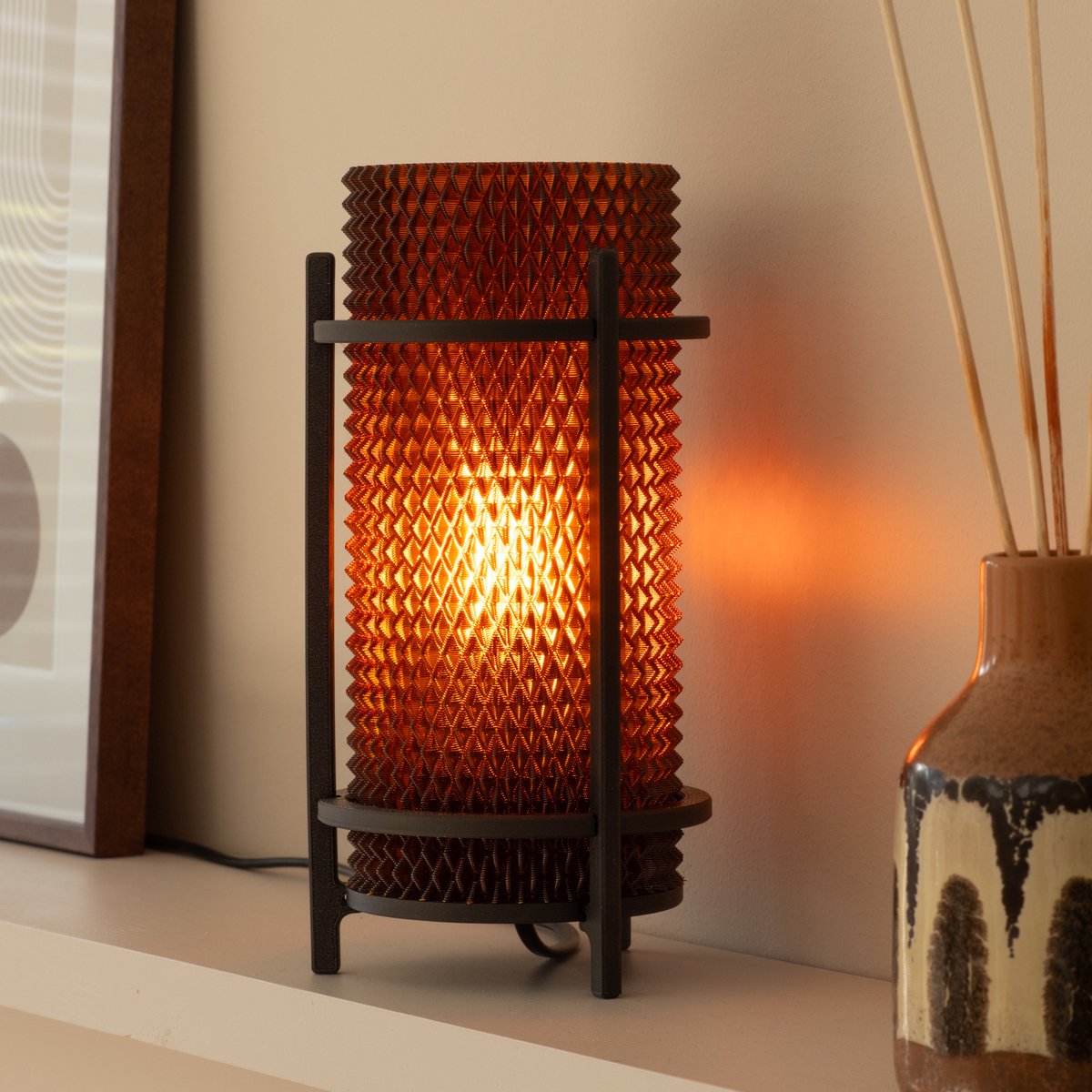 Slimprint PRISM Lamp, Amber, D11,3 x H24,3 cm, Moderne Tafellamp met Industrieel Design, Sfeerverlichting voor Woonkamer en Slaapkamer, E14 Fitting, LED-only, Lamp met Snoer, Gerecycled Kunststof