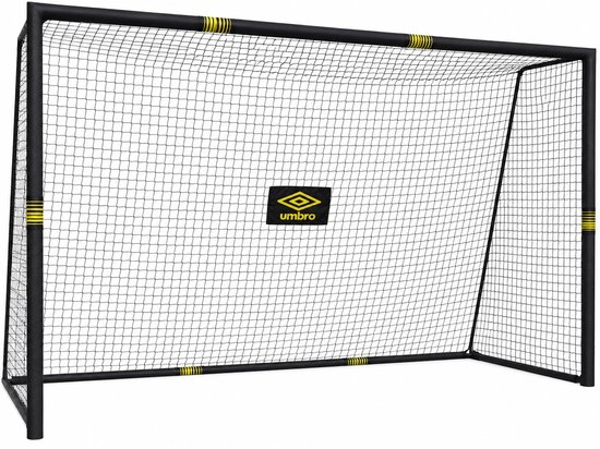 Zwart Umbro voetbaldoel met gele accenten en net.
