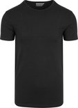 Een zwart T-shirt met ronde hals en korte mouwen.