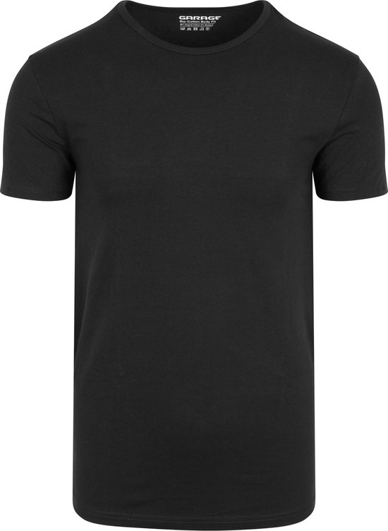 Een zwart T-shirt met ronde hals en korte mouwen.