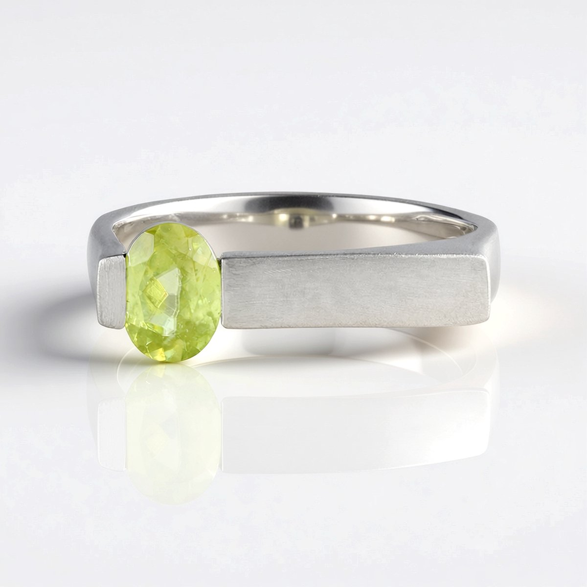 Cavill - Ring 925 Sterling Zilver met Platina Coating - Ovale Madagaskar Sfeen 0,79 ct - Moderne Luxe Channel Zetting - Elegante Zilveren Sieraad