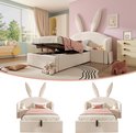 Een kinderkamer met een beige konijnenbed, met opbergruimte en een nachtkastje. Twee identieke bedden op een witte achtergrond.