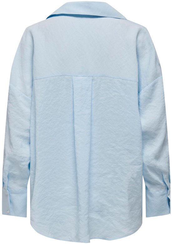 Dos d'une blouse bleu clair à manches longues avec des plis.