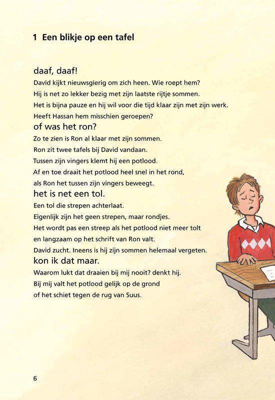 Jongen met bruin haar zittend aan een bureau, hij kijkt verdrietig naar beneden.