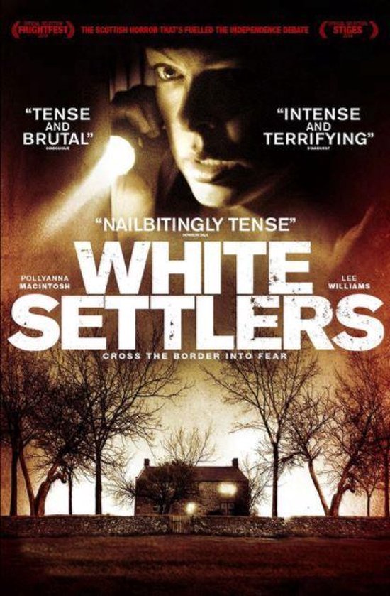 Een close-up van een vrouw met een zaklamp, met de titel 'WHITE SETTLERS'. Beneden staat een huisje met bomen.