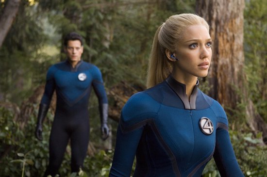 Susan Storm in een blauw pak met een "4" op de borst, met Ben Grimm op de achtergrond.