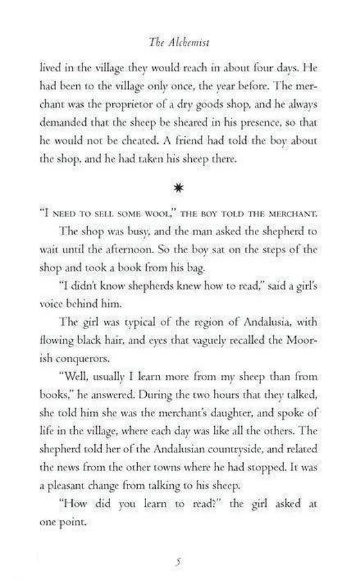 Pagina uit 'The Alchemist' van Paulo Coelho, over de schaapherder die wol wil verkopen en een meisje ontmoet.
