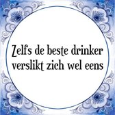 Tegeltje met Spreuk (Tegeltjeswijsheid): Zelfs de beste drinker verslikt zich wel eens + Kado verpakking & Plakhanger