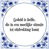 Tegeltje met Spreuk (Tegeltjeswijsheid): Geduld is liefde, die in een moeilijke situatie tot uitdrukking komt + Kado verpakking & Plakhanger