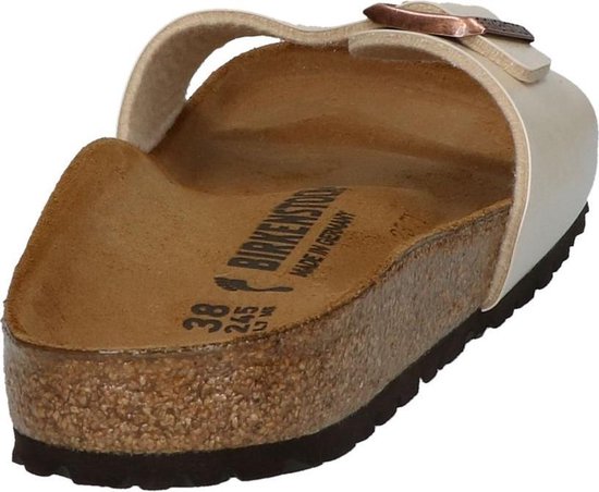 Aanzicht op de achterzijde van een parelmoer witte Birkenstock slipper met maat 38 in het voetbed.