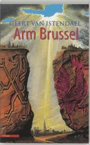 Boekomslag 'Arm Brussel' met twee rotsachtige kliffen. Links, een figuur gegraveerd in steen. Rechts, een rode haan.