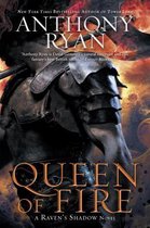 Boek kaft met een man in harnas, met de titel Queen of Fire van Anthony Ryan.