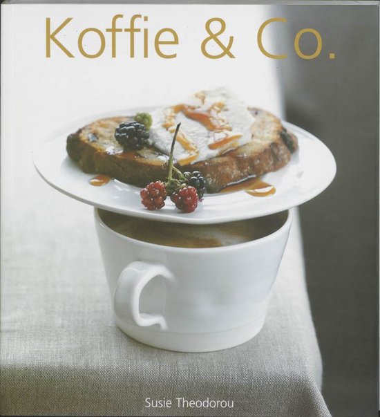 Koffie & Co. Boek met een plak cake, slagroom, bramen en sinaasappelschil bovenop een kop koffie.
