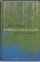 Boek 'Boeddhisme is niet wat je denkt' van Steve Hagen met een turquoise en groen getinte reflectie van bomen op water op de kaft.