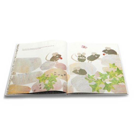 Open boek met muizen op stenen, mieren en bladeren. Een vlinder vliegt.