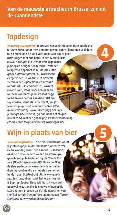 Stijlvolle keuken met aanrecht, kasten en een eettafel, met een open haard op de achtergrond.