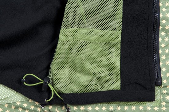 Binnenzijde van een groene jas met sterrenprint, met een mesh zak en trekkoord.