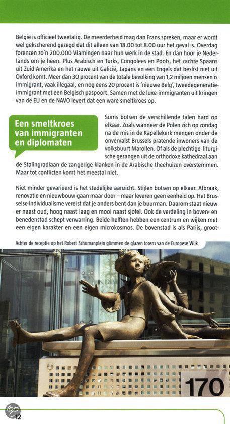 Bronzen beeld van twee figuren op een sokkel, met glimmende gebouwen op de achtergrond.
