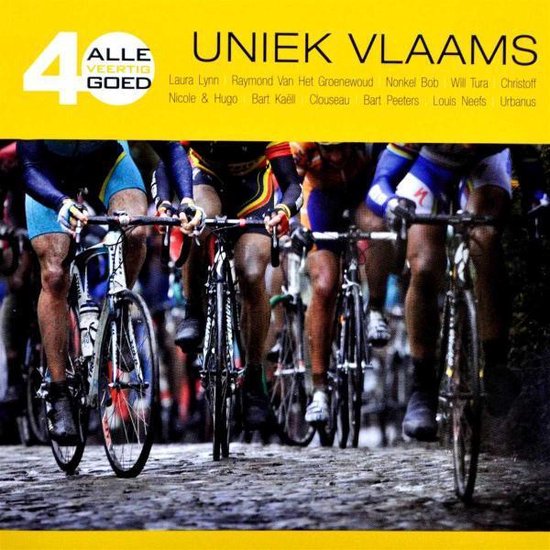 Vooraanzicht van wielrenners in een race, met de nadruk op hun racefietsen en wielerkleding.