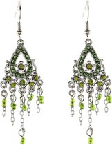 Zilverkleurige oorbellen met druppelvormige hanger en groene steentjes