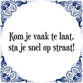 Tegeltje met Spreuk (Tegeltjeswijsheid): Kom je vaak te laat, sta je snel op straat! + Kado verpakking & Plakhanger