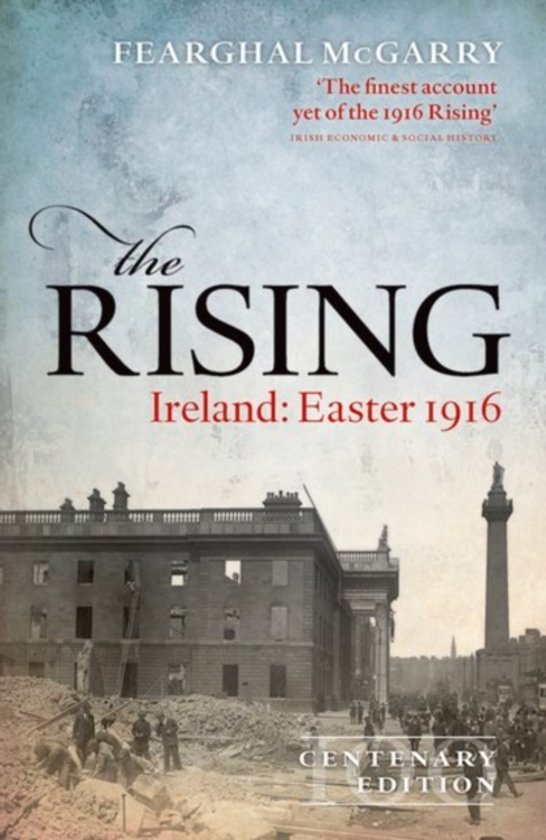Livre 'The Rising: Ireland: Easter 1916' représentant des bâtiments détruits et des gens, avec le texte 'Centenary Edition'.