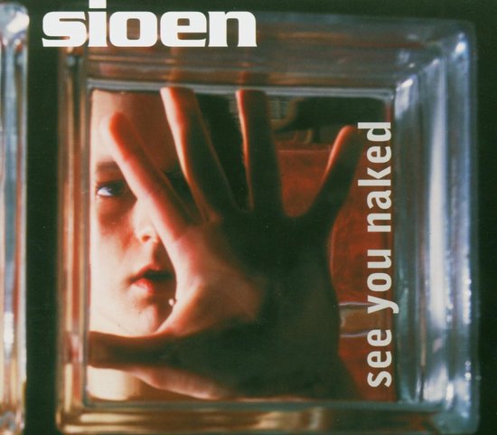 Jongere met hand voor gezicht, achter glasblokken. Tekst: 'sioen see you naked'.