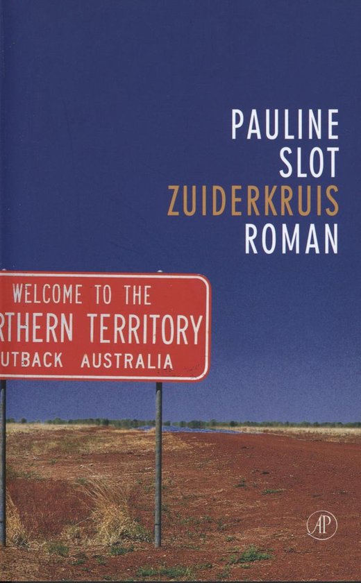 Boekcover van 'Zuiderkruis Roman' van Pauline Slot met een rood bord 'Welcome to the Northern Territory Outback Australia' tegen een blauwe lucht.