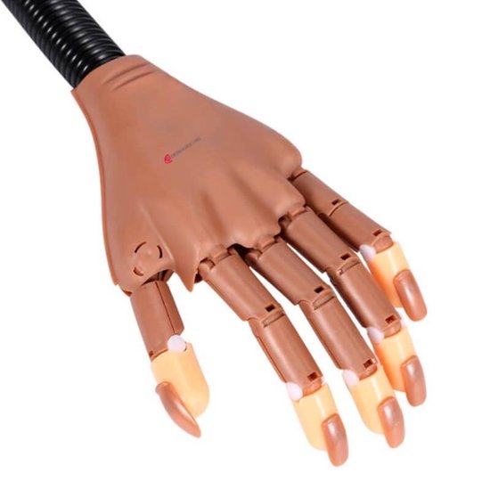 Main d'entraînement brune avec les doigts ouverts, des faux ongles et un bras noir incurvé.