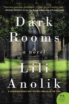 Boekomslag van 'Dark Rooms' door Lili Anolik. Een vrouw zit voor een stenen gebouw met een boogvormige deur. Beschaduwd pad op de voorgrond.