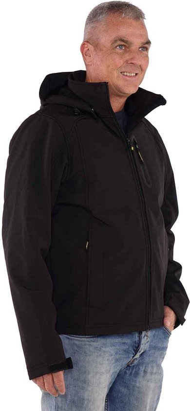 Heren dragen een zwarte softshell jas van Størvik, open geritst, met een opstaande kraag.