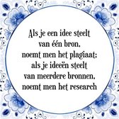 Tegeltje met Spreuk (Tegeltjeswijsheid): Als je een idee steelt van ��n bron, noemt men het plagiaat; als je idee�n steelt van meerdere bronnen, noemt men het research + Kado verpa