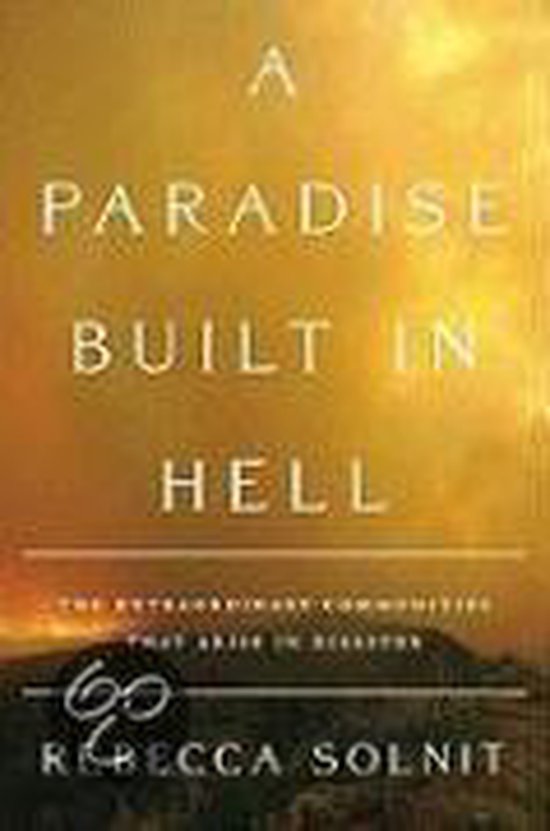 Boekomslag van 'A Paradise Built in Hell' met gouden lucht en tekst.