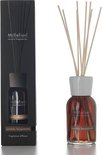 Millefiori Milano Sandalo Bergamotto diffuser met witte dop en stokjes, naast een zwarte doos.