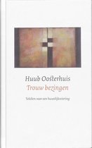 Voorzijde van het boek 'Trouw bezingen' door Huub Oosterhuis. Met abstracte kunst en ondertitel 'Teksten voor een huwelijksviering'.