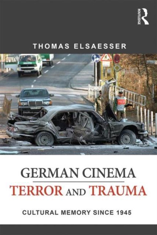 De omslag van 'German Cinema Terror and Trauma Cultural Memory Since 1945' toont een zwaar beschadigde auto met politieagenten.