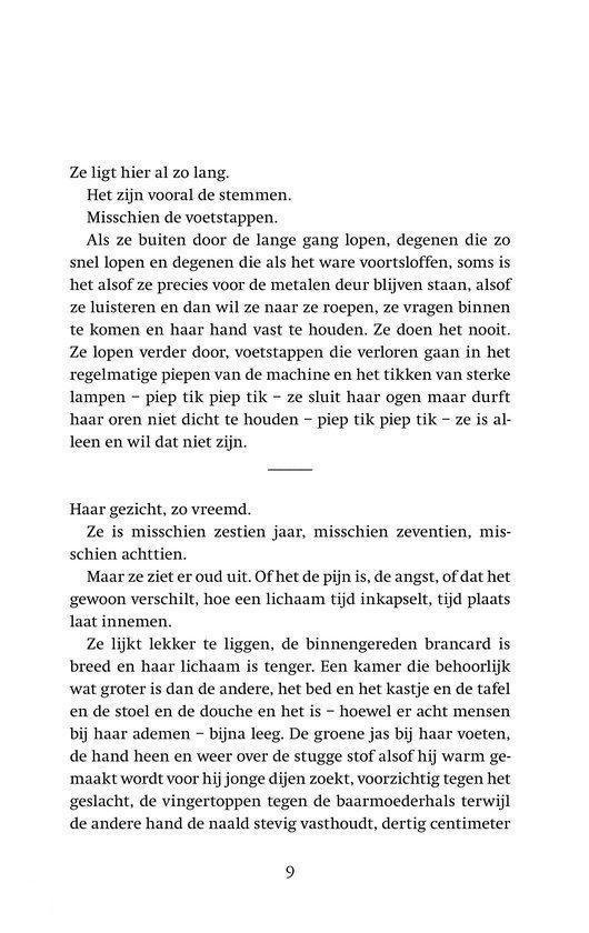 Bladzijde 9 met tekst over een bed en een hand.