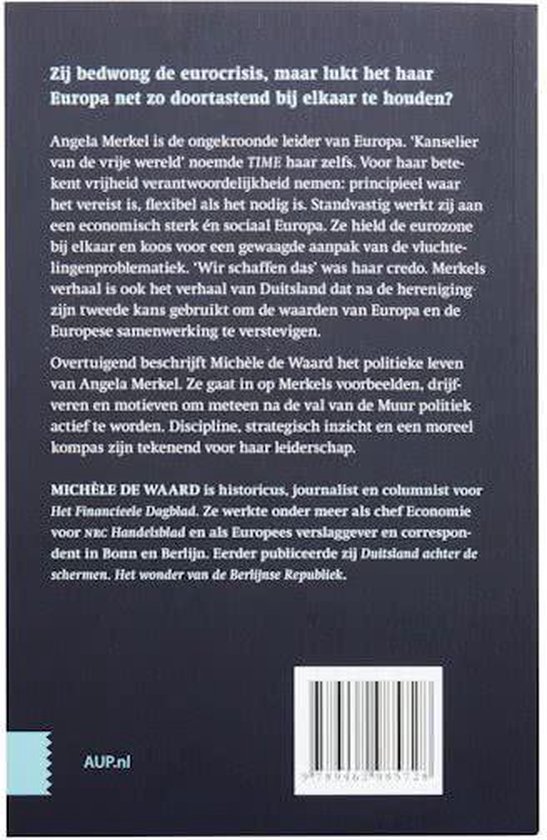 Achterkant van een boek over Angela Merkel met tekst over haar politieke carrière en leiderschap.